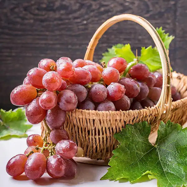Grapes are served in bamboo baskets free HD Photo download